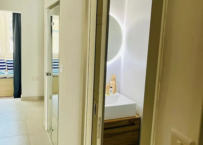 Sea View Duplex - Sliema Centre Апартаменты Gzira